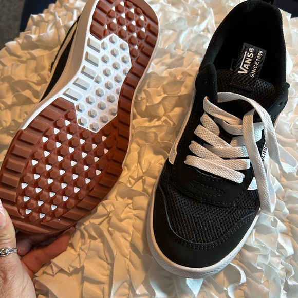 Vans Kids Classic Black and White Sneakers • 3 • NWT - Picture 2 of 7